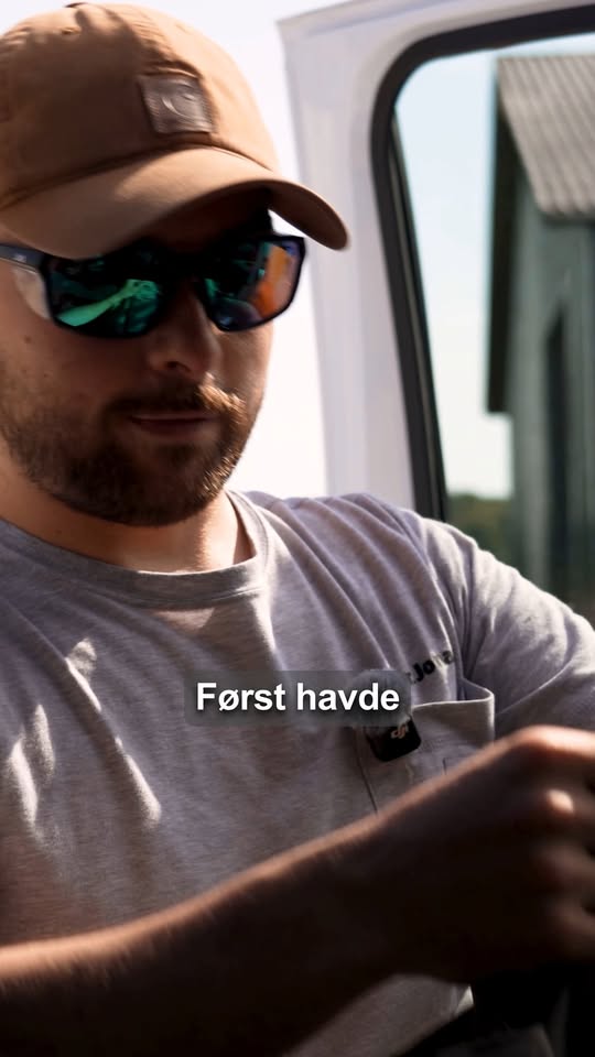 Jonas på vej til næste tømreropgave